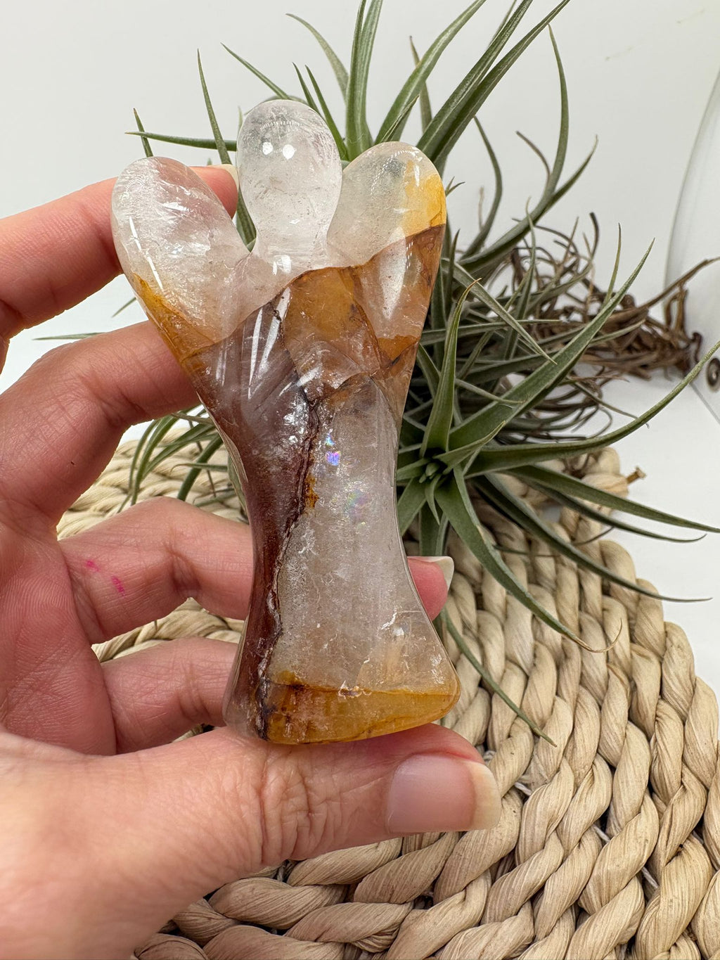 Ángel de cuarzo fuego con inclusiones naturales y arcoíris interior. Pieza única ideal para protección, equilibrio y energía positiva.