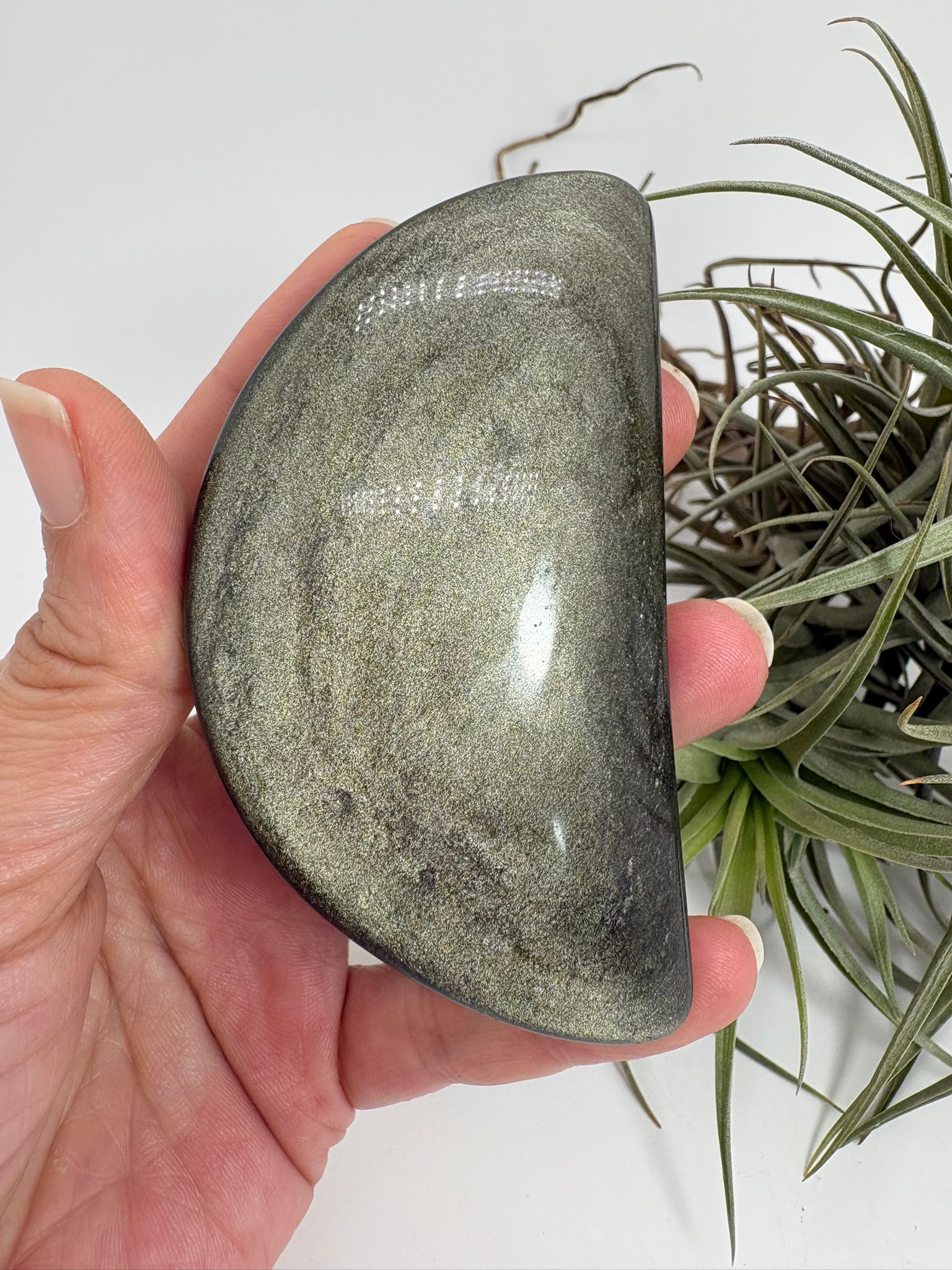 Obsidiana dorada pulida natural con intensos reflejos dorados. Pieza única seleccionada una a una, ideal para colección, decoración y trabajo energético.
