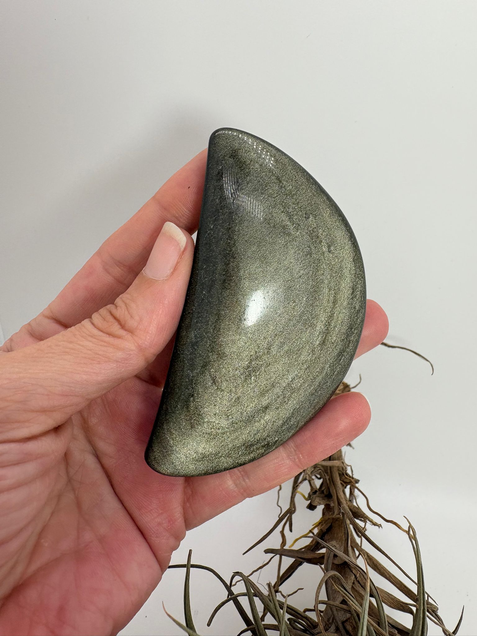 Obsidiana dorada pulida natural con intensos reflejos dorados. Pieza única seleccionada una a una, ideal para colección, decoración y trabajo energético.