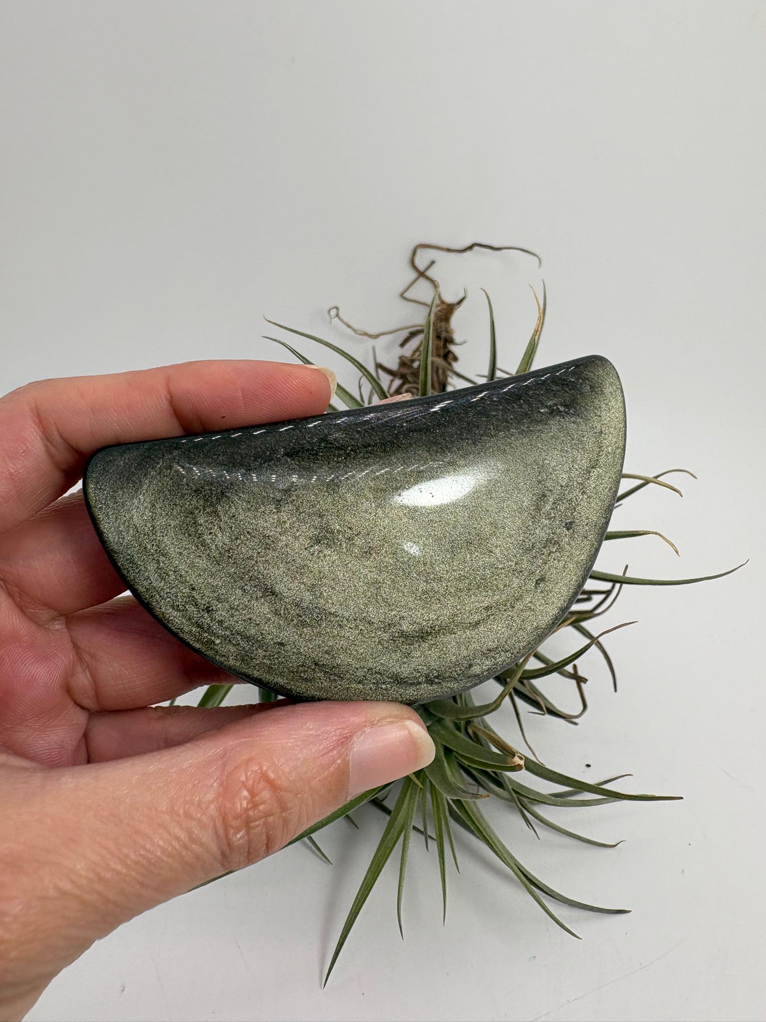 Obsidiana dorada pulida natural con intensos reflejos dorados. Pieza única seleccionada una a una, ideal para colección, decoración y trabajo energético.