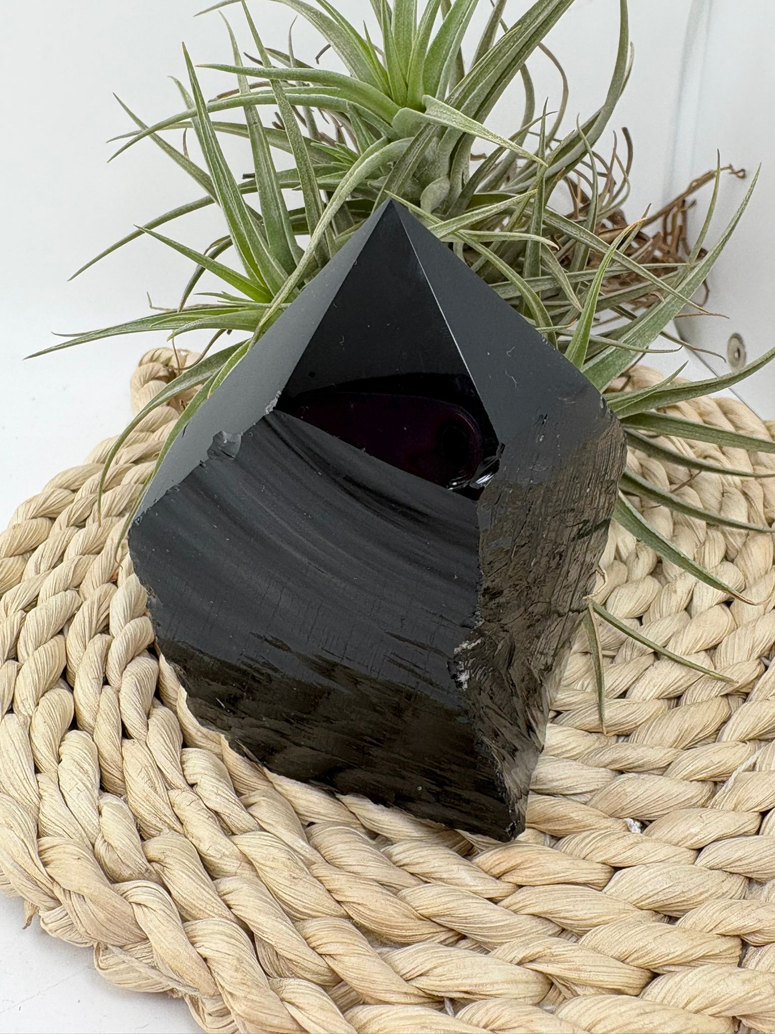 Punta de obsidiana negra semipulida con base natural. Piedra de protección energética ideal para hogar, meditación y colección.