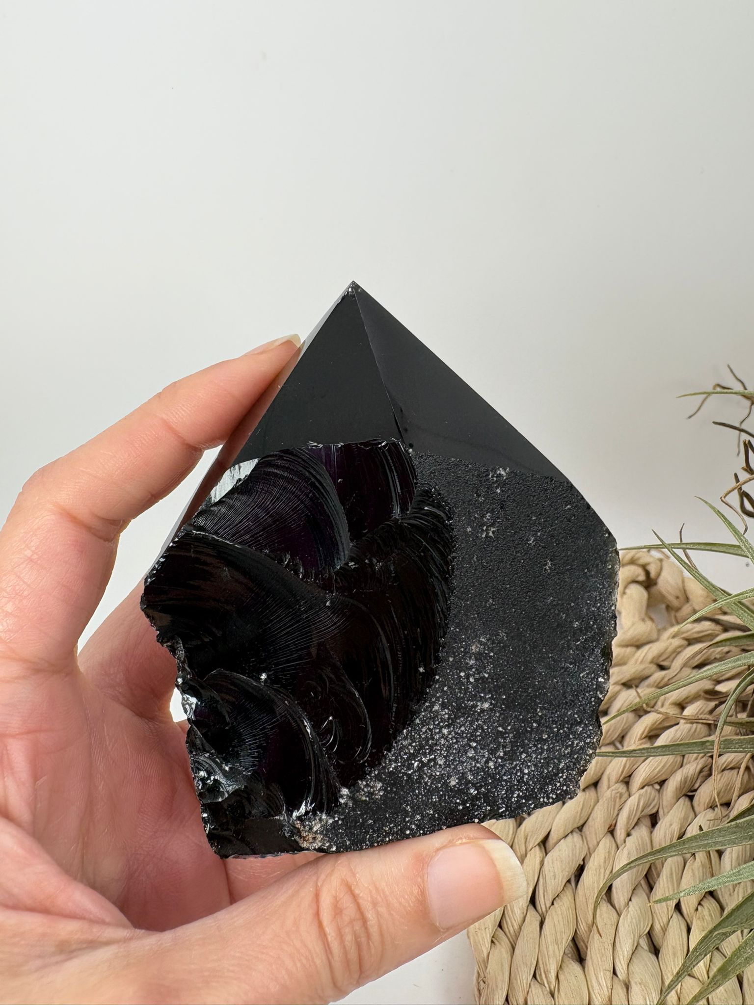 Punta de obsidiana negra semipulida con base natural. Piedra de protección energética ideal para hogar, meditación y colección.