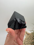 Punta de obsidiana negra semipulida con base natural. Piedra de protección energética ideal para hogar, meditación y colección.