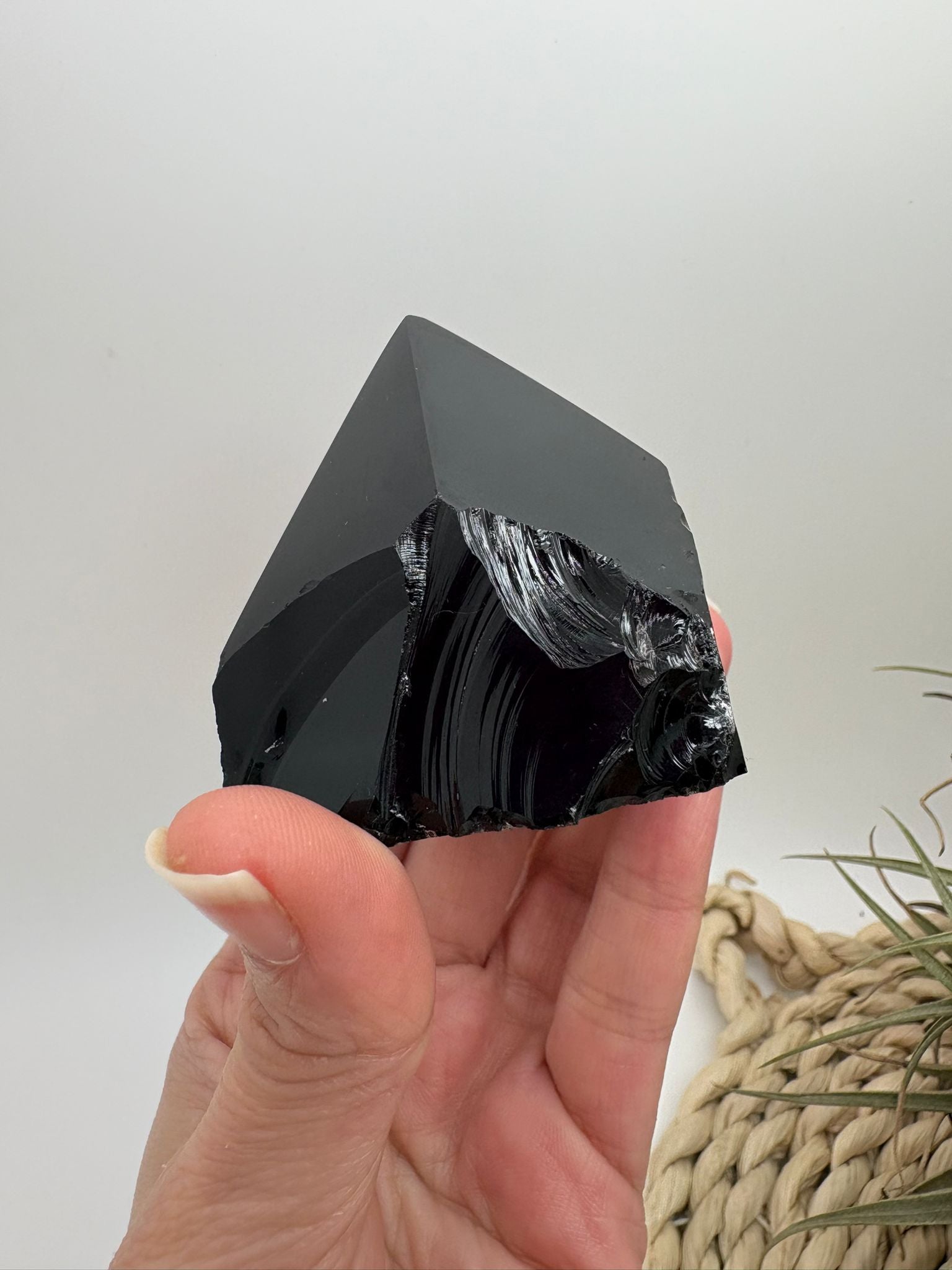 Punta de obsidiana negra semipulida con base natural. Piedra de protección energética ideal para hogar, meditación y colección.