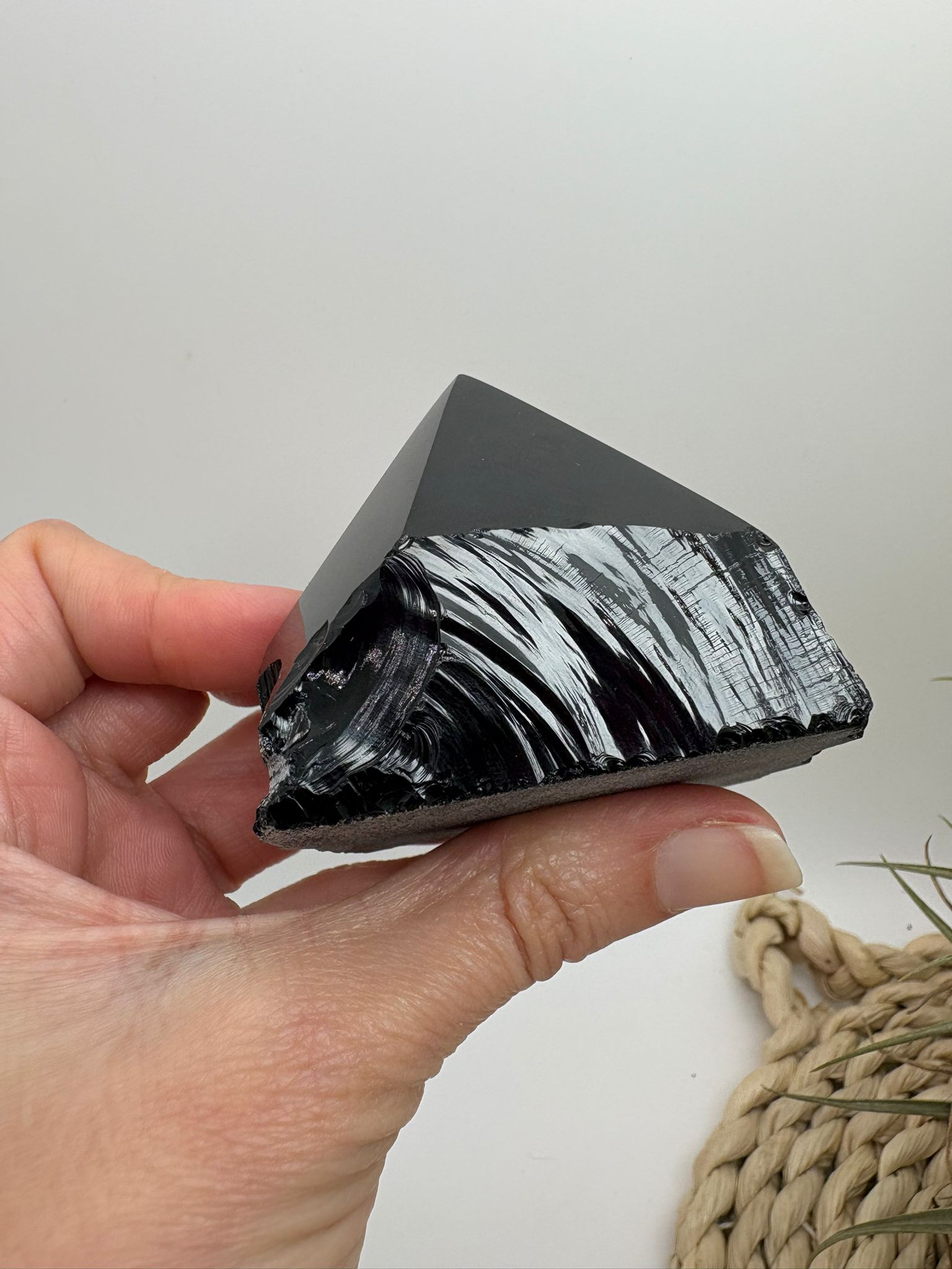 Punta de obsidiana negra semipulida con base natural. Piedra de protección energética ideal para hogar, meditación y colección.