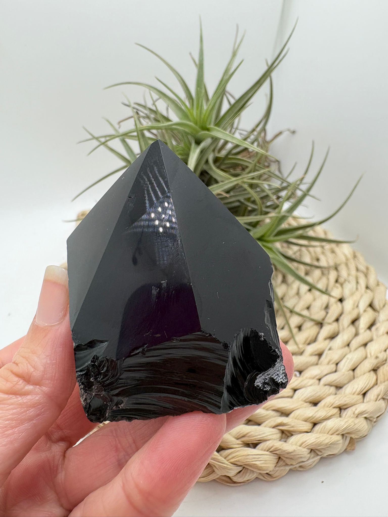 Punta de obsidiana negra semipulida con base natural. Piedra de protección energética ideal para hogar, meditación y colección.