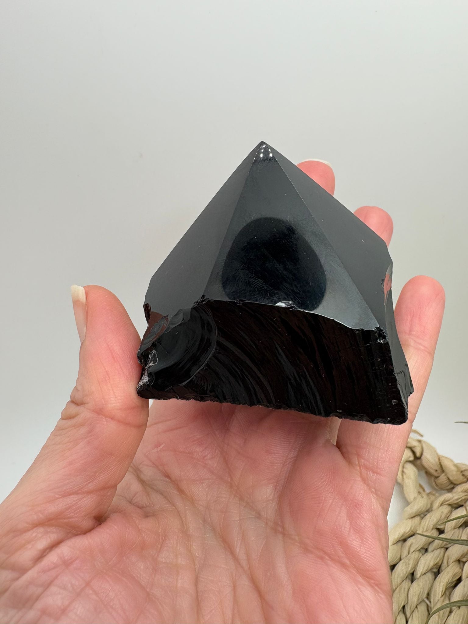 Punta de obsidiana negra semipulida con base natural. Piedra de protección energética ideal para hogar, meditación y colección.