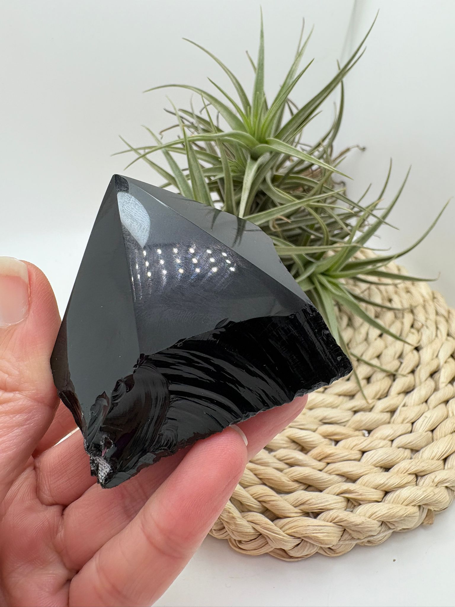 Punta de obsidiana negra semipulida con base natural. Piedra de protección energética ideal para hogar, meditación y colección.