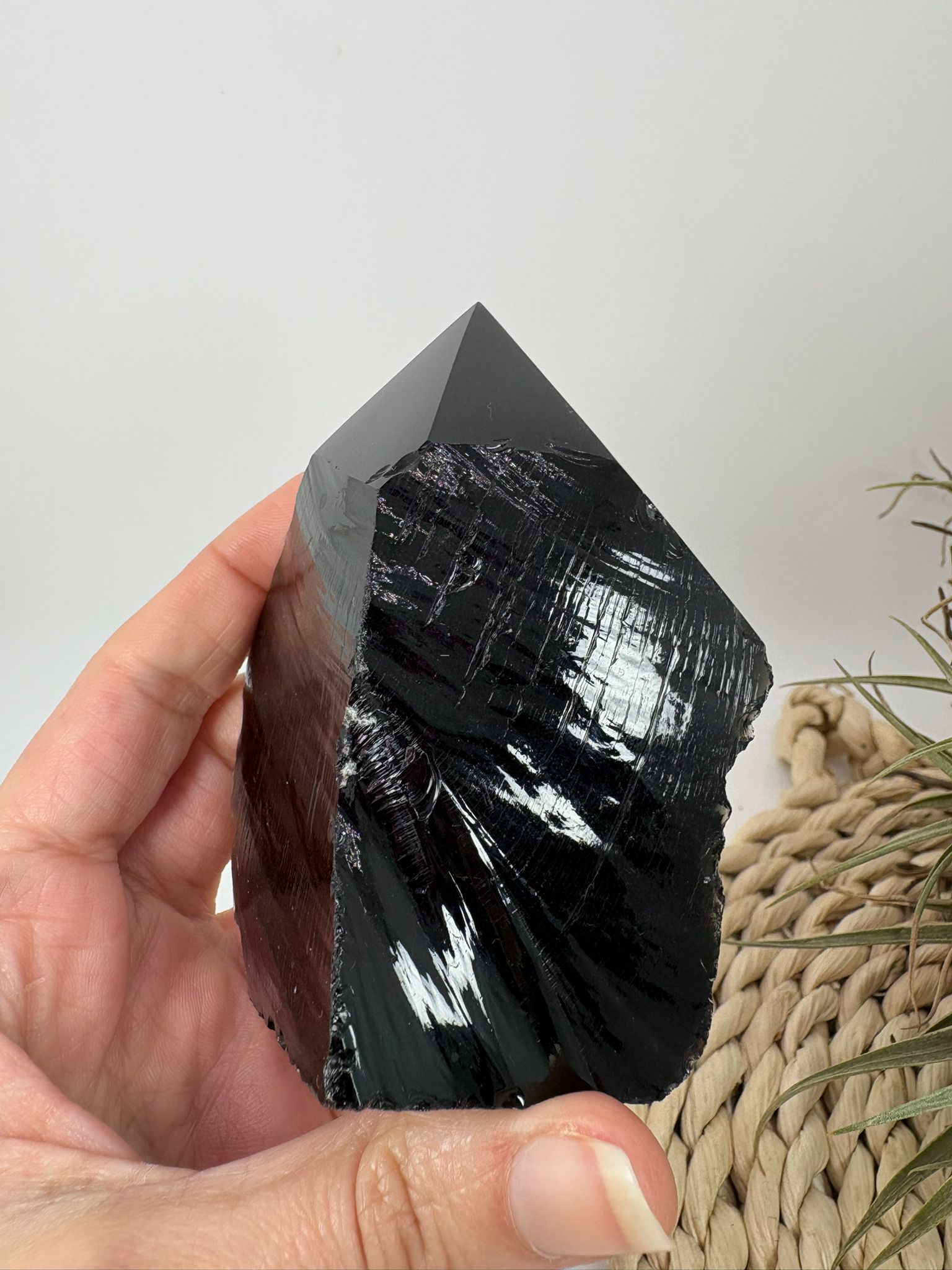 Punta de obsidiana negra semipulida con base natural. Piedra de protección energética ideal para hogar, meditación y colección.