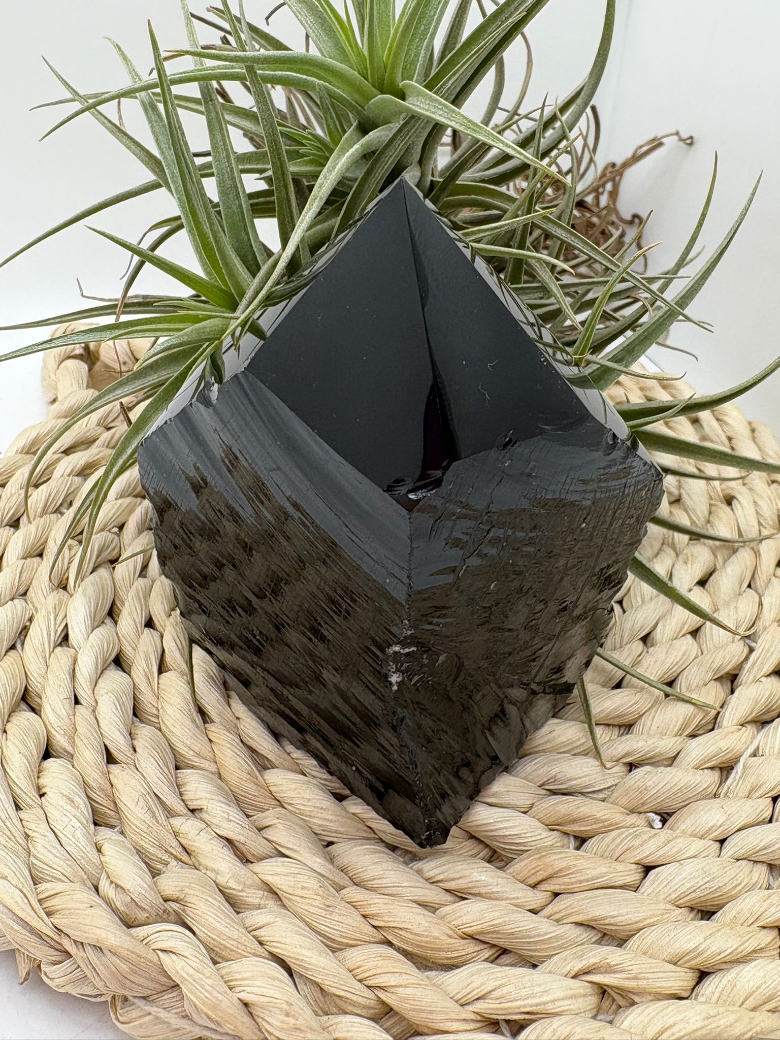 Punta de obsidiana negra semipulida con base natural. Piedra de protección energética ideal para hogar, meditación y colección.