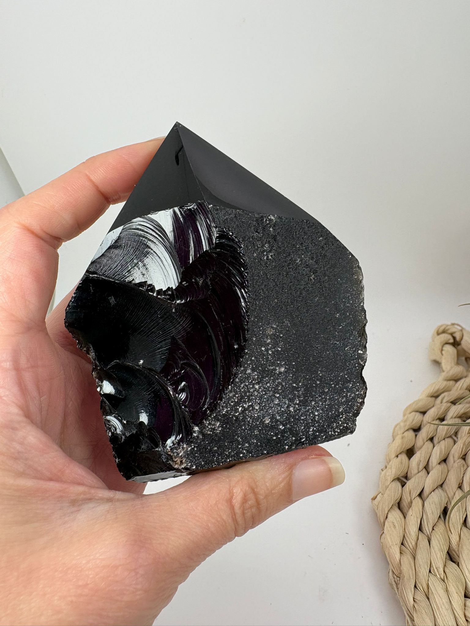 Punta de obsidiana negra semipulida con base natural. Piedra de protección energética ideal para hogar, meditación y colección.