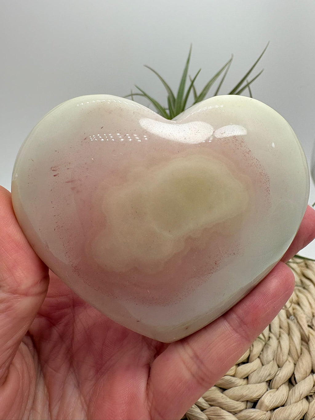Corazón de ónix rosado con energía de calma, amor propio y equilibrio emocional. Pieza única ideal para armonizar espacios y acompañar procesos interiores.