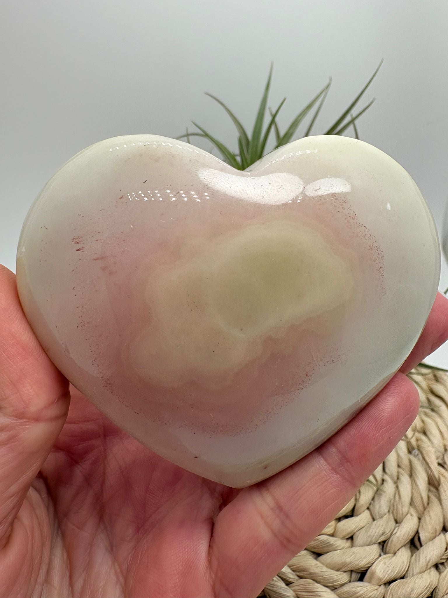 Corazón de ónix rosado con energía de calma, amor propio y equilibrio emocional. Pieza única ideal para armonizar espacios y acompañar procesos interiores.