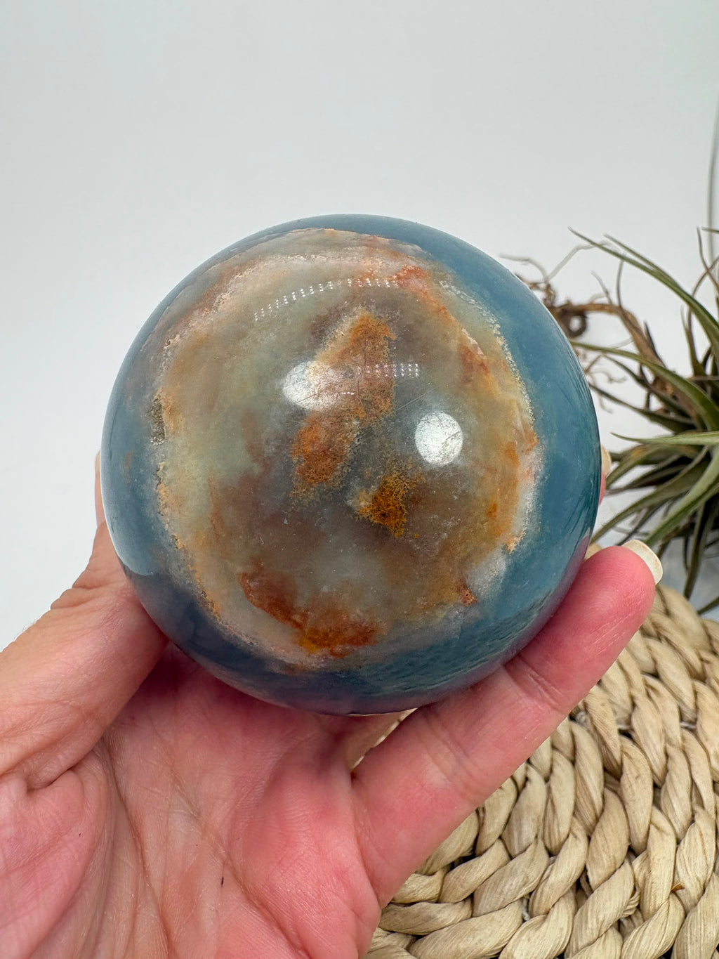 Esfera de ónix azul natural con preciosas bandas y tonalidades azules. Pieza única de acabado pulido, asociada con la calma y la serenidad.