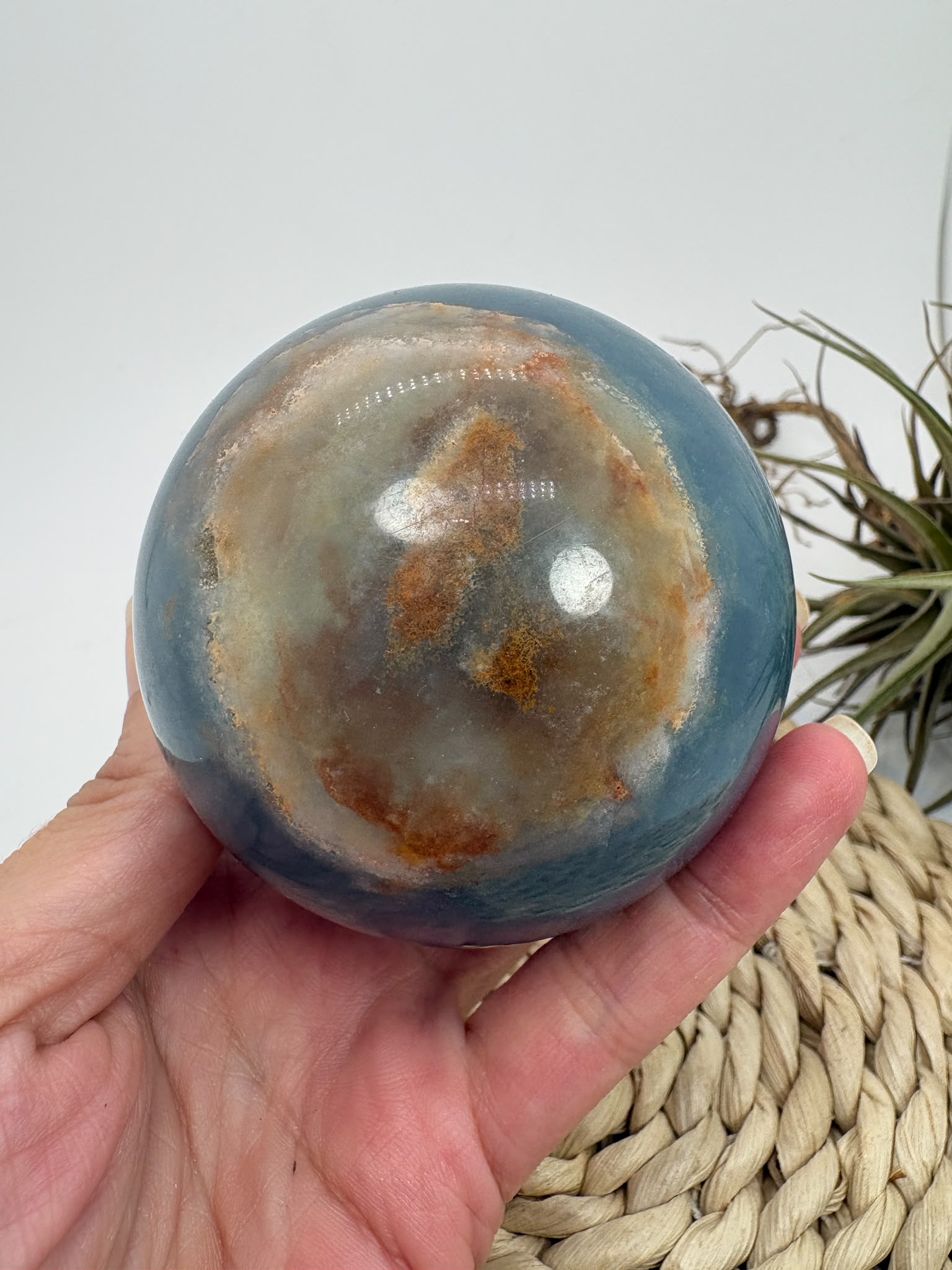 Esfera de ónix azul natural con preciosas bandas y tonalidades azules. Pieza única de acabado pulido, asociada con la calma y la serenidad.