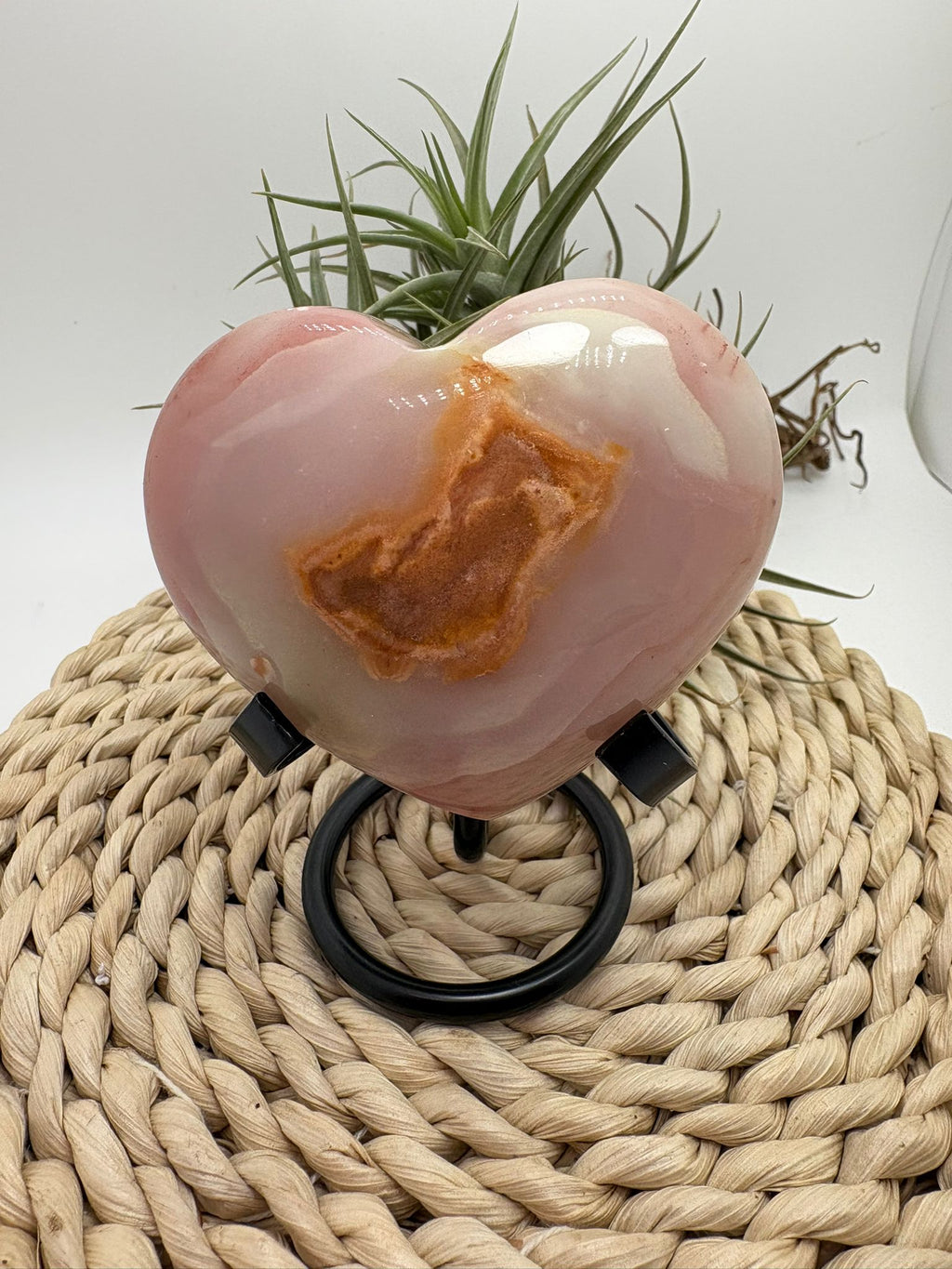 Corazón de ónix rosado con energía de calma, amor propio y equilibrio emocional. Pieza única ideal para armonizar espacios y acompañar procesos interiores.