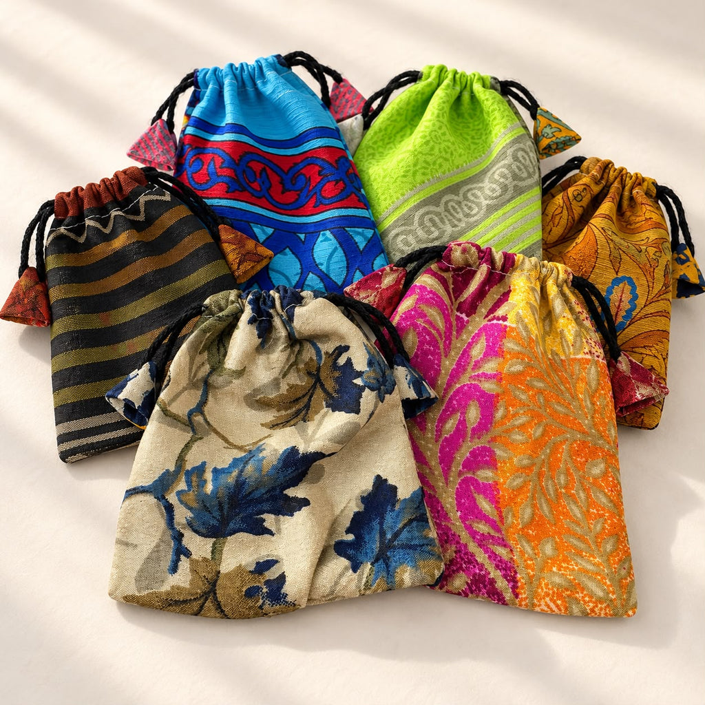 Pack de 6 bolsitas de tela para guardar minerales y joyería. Colores y estampados variados, cierre de cordón y tamaño aproximado de 12 × 10 cm. 