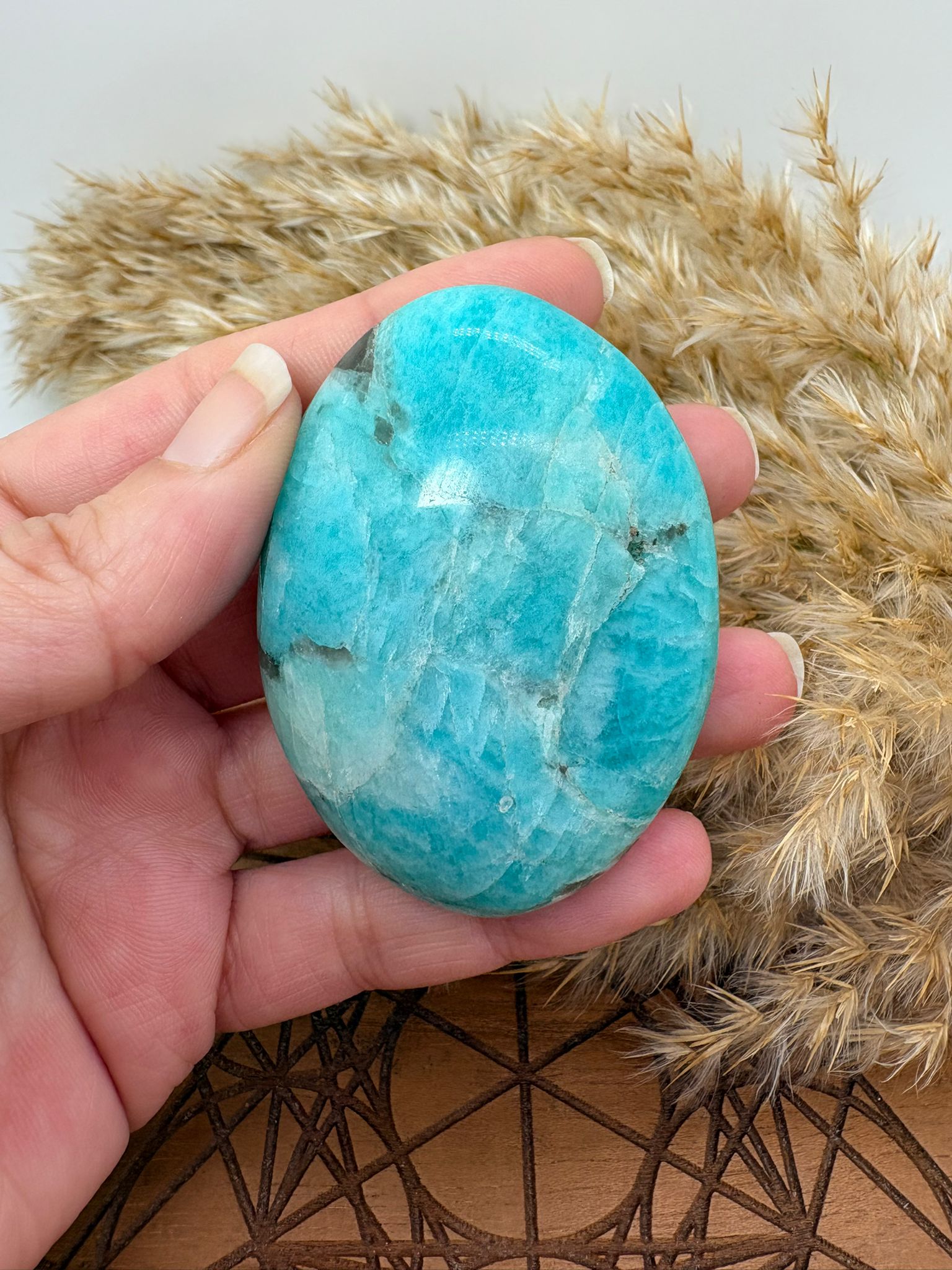Palmstone de amazonita natural de tono verde azulado con vetas únicas. Piedra de calma, equilibrio emocional y comunicación. Ideal para meditación, relajación y armonizar espacios.