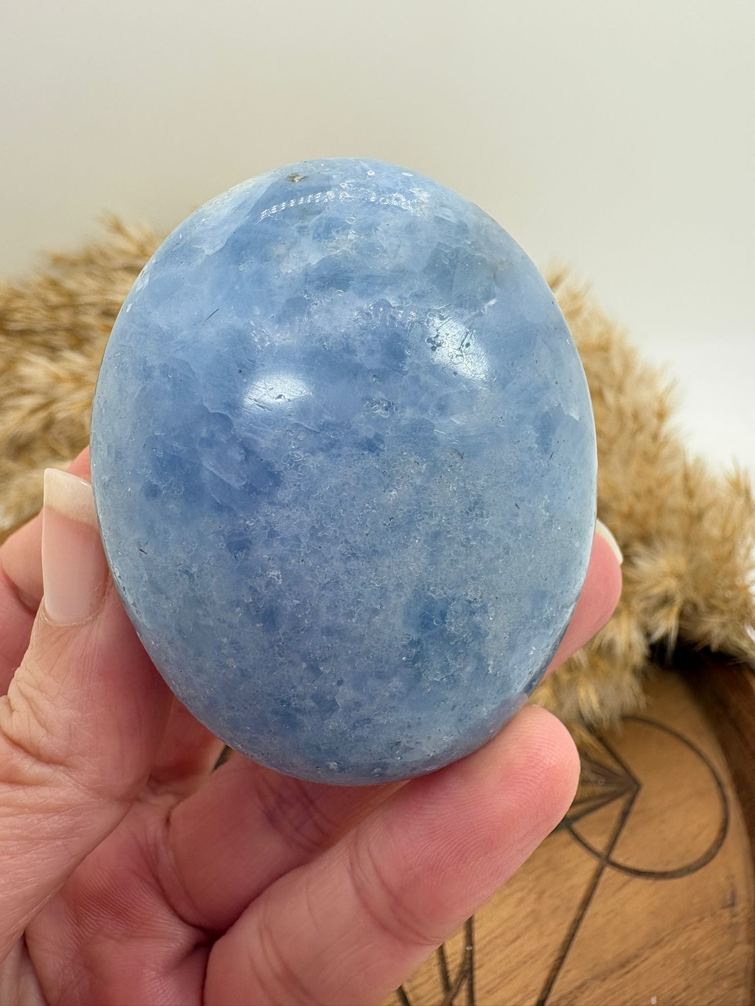 Palmstone de calcita azul natural, piedra de paz interior ideal para favorecer el descanso, el sueño y la comunicación emocional.