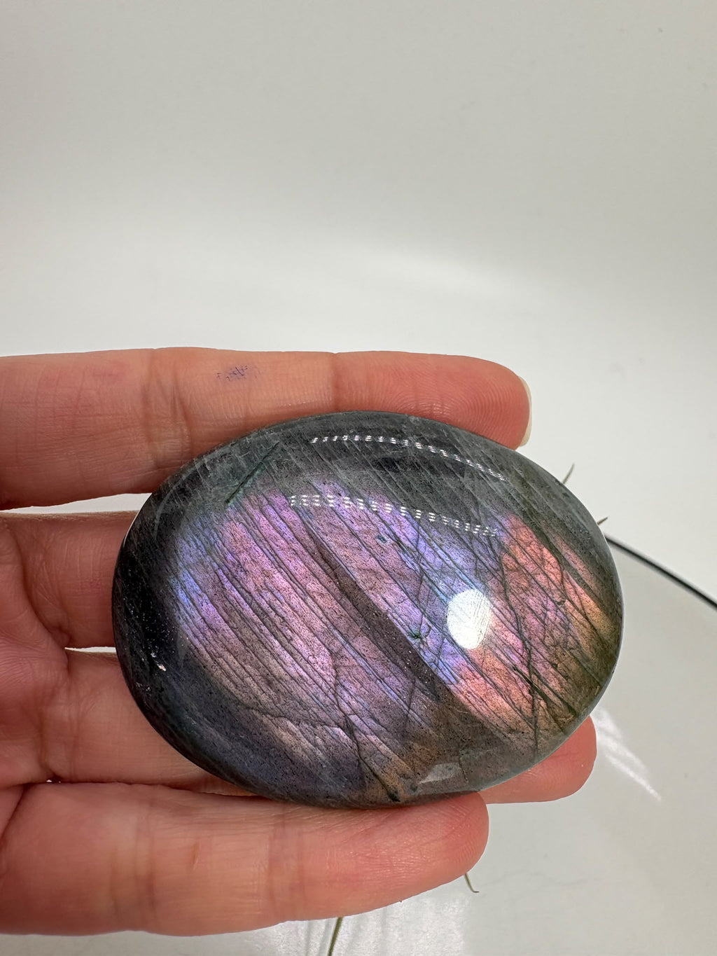 Palmstone de labradorita lila de Madagascar de 5,2 × 4 × 1,1 cm. Reflejos violetas, rosados y dorados. Recibe la pieza de las fotos.