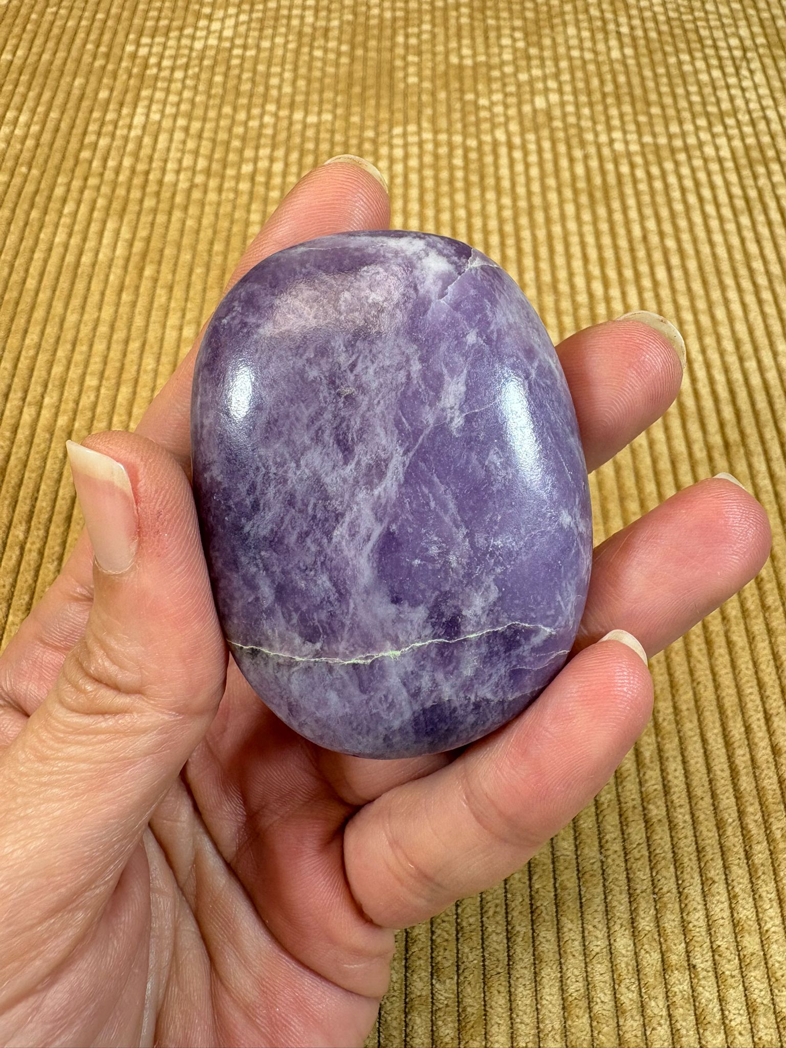 palmstone de lepidolita, piedra de intuición y transformación. 