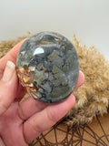 Palmstone de septaria de Madagascar con tonos naturales únicos. Piedra de enraizamiento, protección y equilibrio emocional. Ideal para meditación y calma interior.