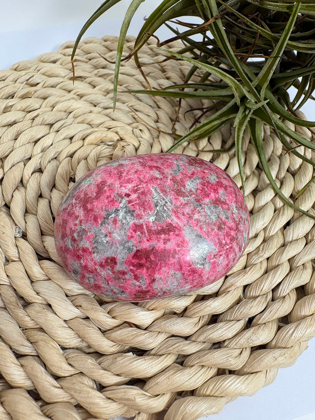 Palmstone de thulita natural de Noruega de 6,1 cm. Piedra asociada al amor, la alegría y la energía del corazón. Pieza única