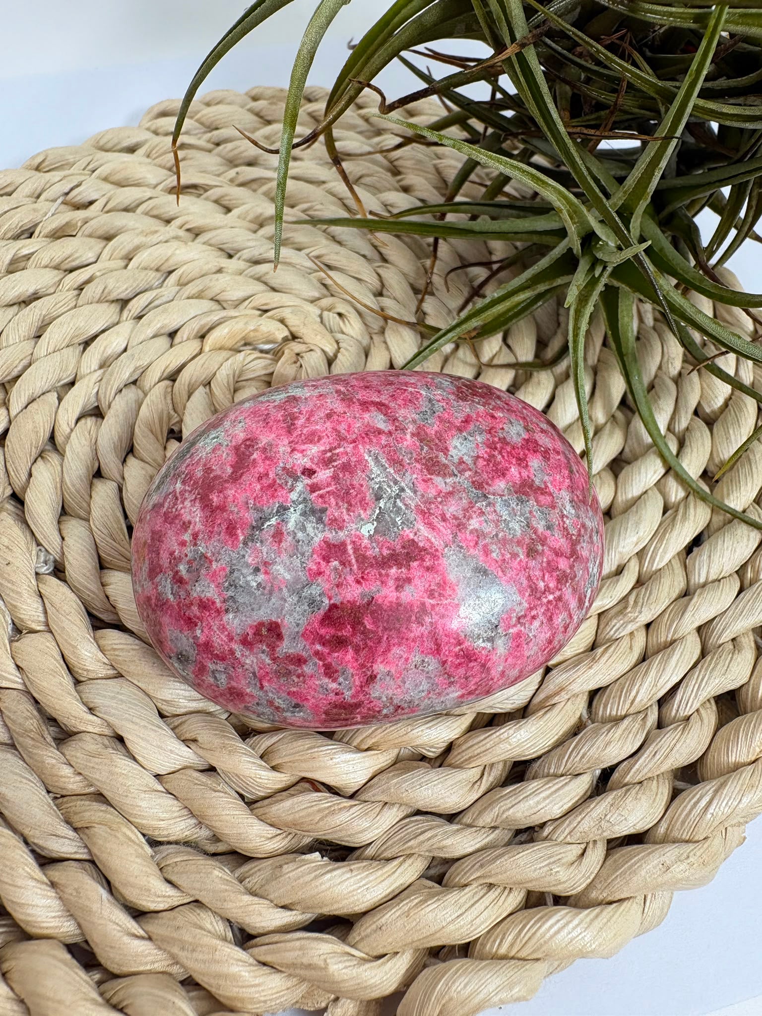 Palmstone de thulita natural de Noruega de 6,1 cm. Piedra asociada al amor, la alegría y la energía del corazón. Pieza única