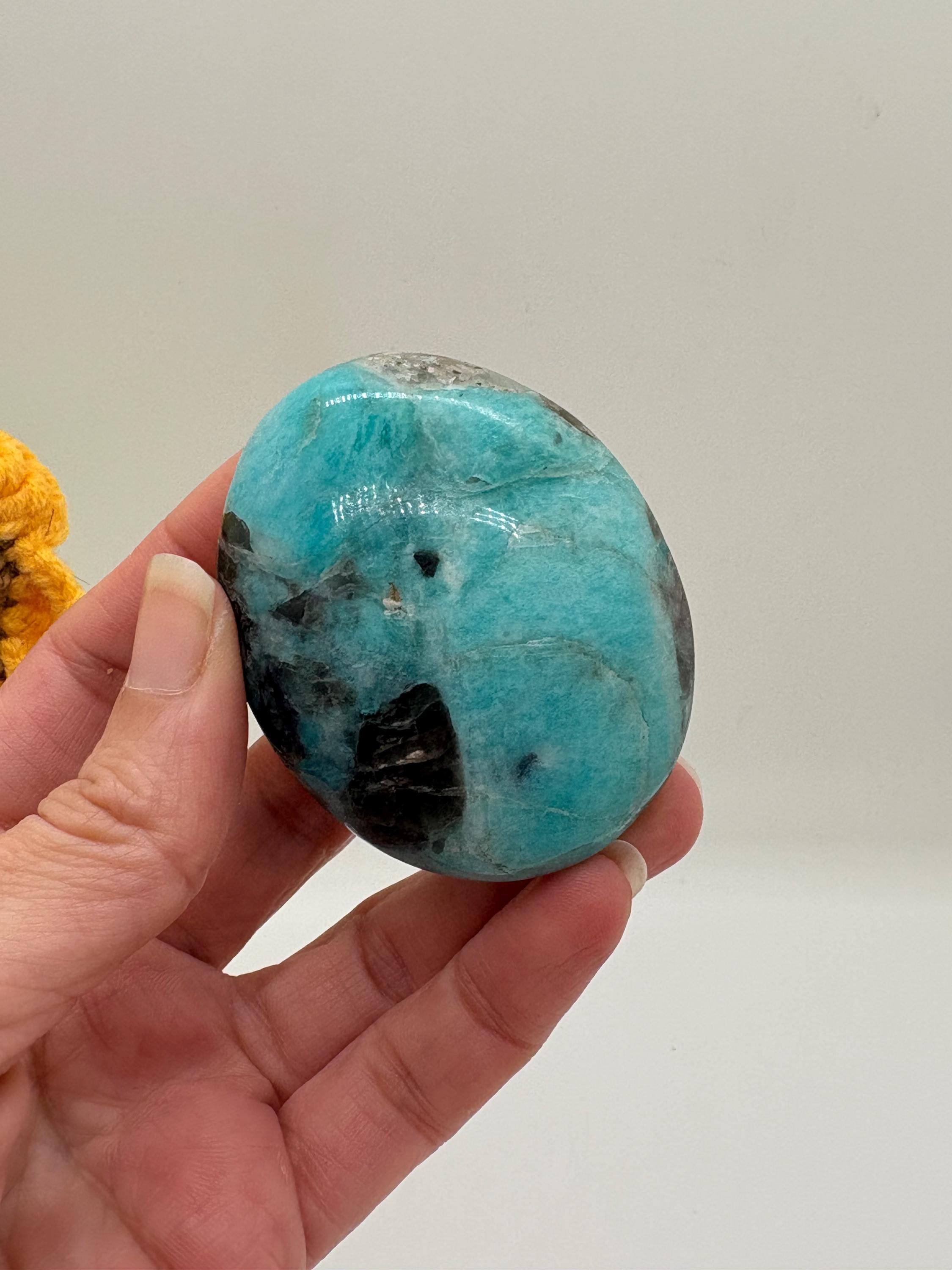 piedra pulida de amazonita natural con inclusiones de cuarzo ahumado