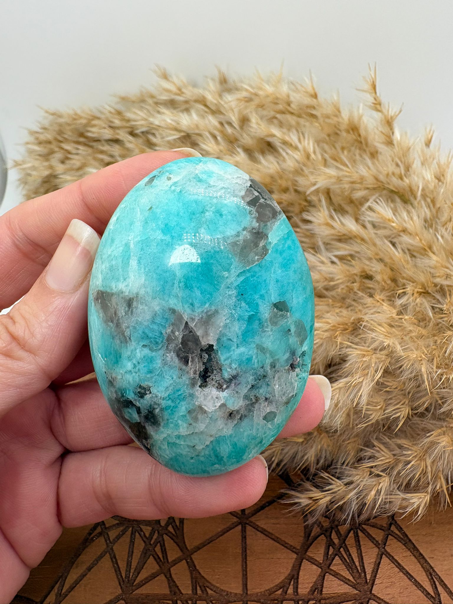 Palmstone de amazonita natural de tono verde azulado con vetas únicas. Piedra de calma, equilibrio emocional y comunicación. Ideal para meditación, relajación y armonizar espacios.