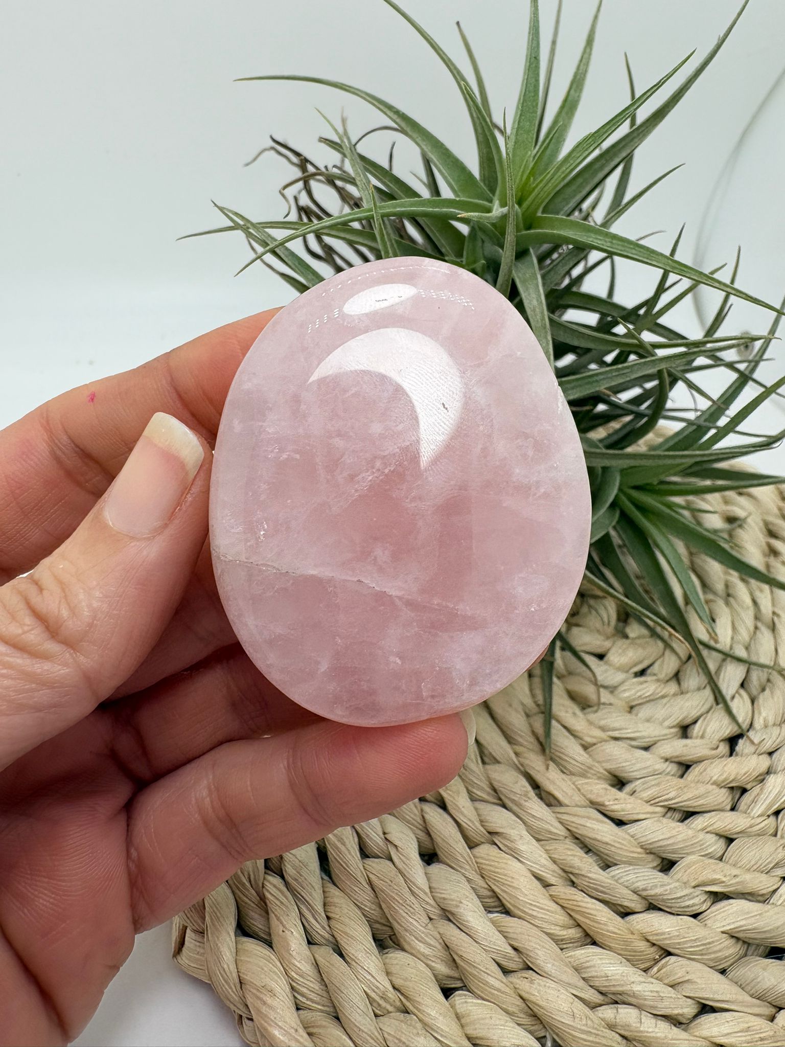 Palmstone plano de cuarzo rosa natural de 5,4 x 4,3 cm. Una pieza suave y pulida, ideal para amor propio, calma emocional y chakra corazón.