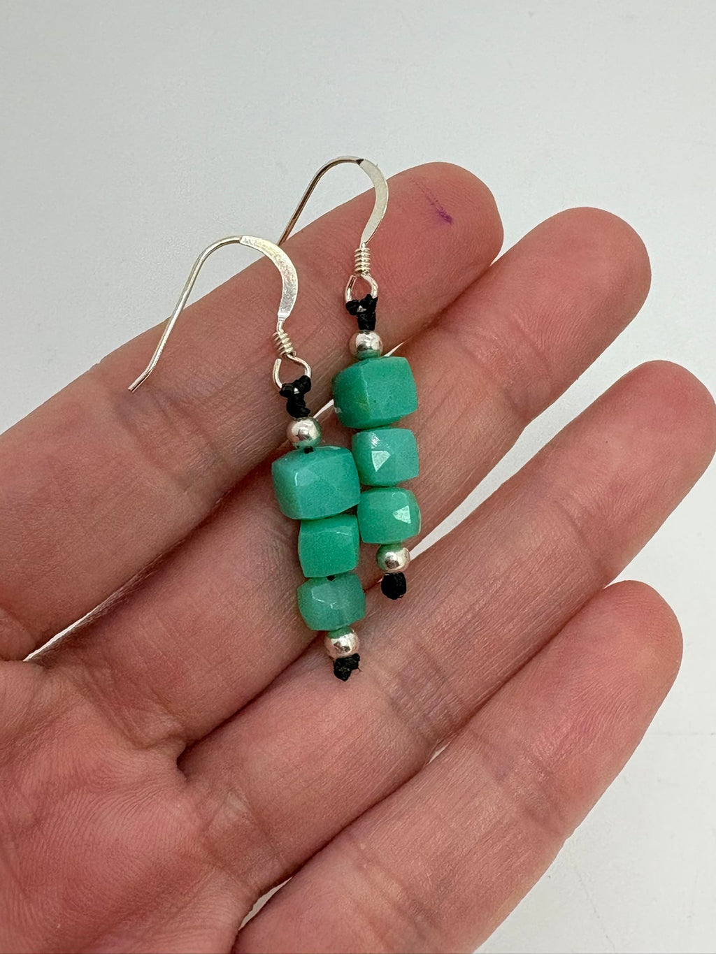 Pendientes artesanales de crisoprasa natural con plata de ley y macramé. Joyería hecha a mano, ligera y elegante, inspirada en la belleza de los minerales.