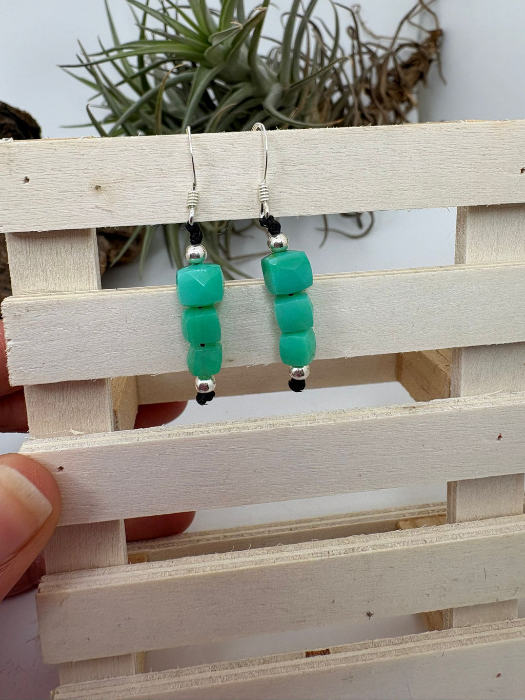 Pendientes artesanales de crisoprasa natural con plata de ley y macramé. Joyería hecha a mano, ligera y elegante, inspirada en la belleza de los minerales.