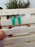 Pendientes artesanales de crisoprasa natural con plata de ley y macramé. Joyería hecha a mano, ligera y elegante, inspirada en la belleza de los minerales.