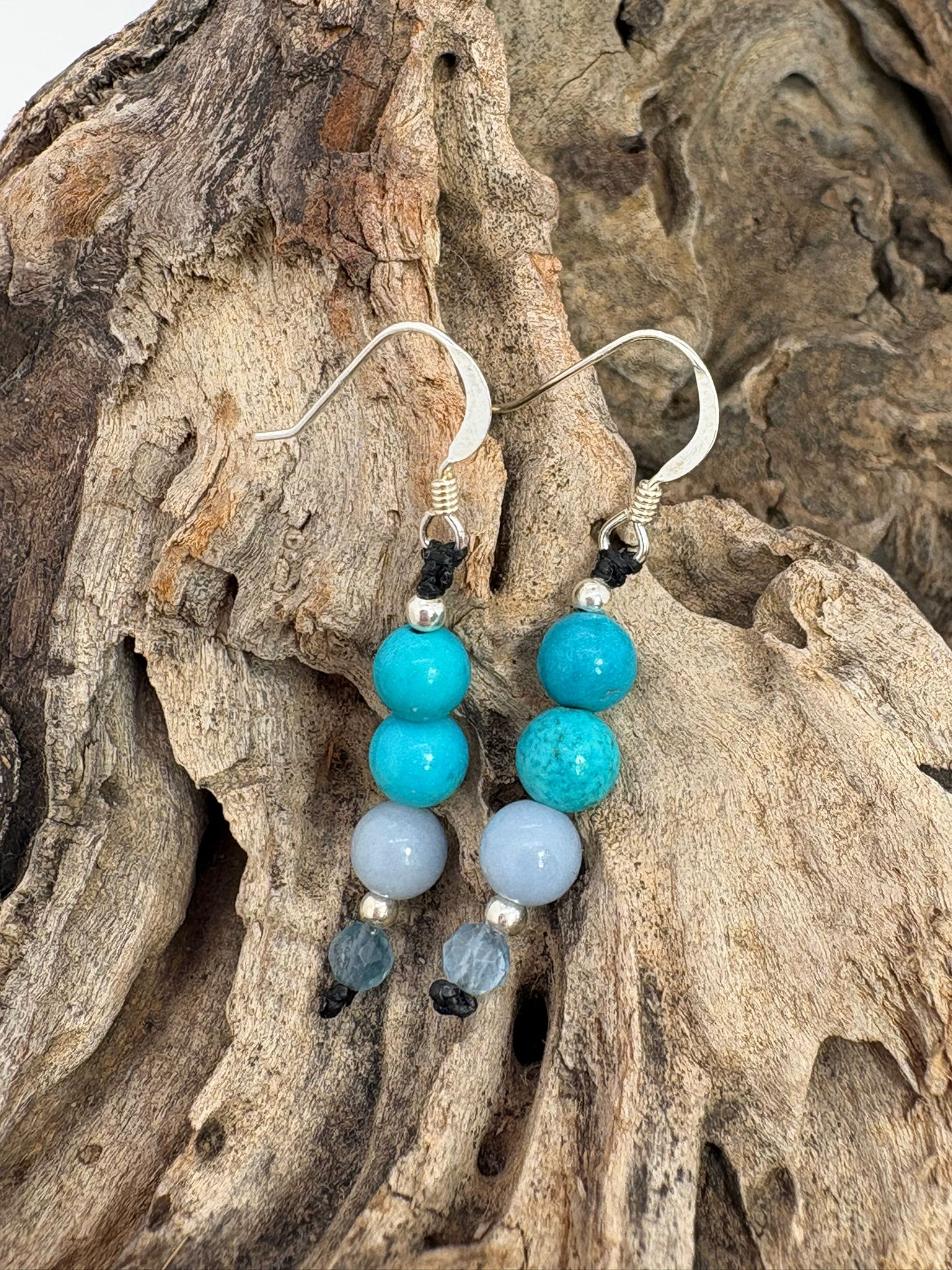 Pendientes artesanales de macramé con hemimorfita, angelita y aguamarina. Elaborados con hilo de algodón encerado y plata de ley 925. Diseño ligero, elegante y hecho a mano.