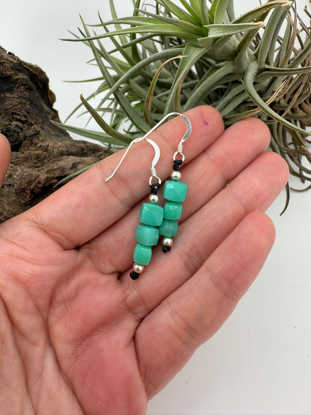 Pendientes artesanales de crisoprasa natural con plata de ley y macramé. Joyería hecha a mano, ligera y elegante, inspirada en la belleza de los minerales.