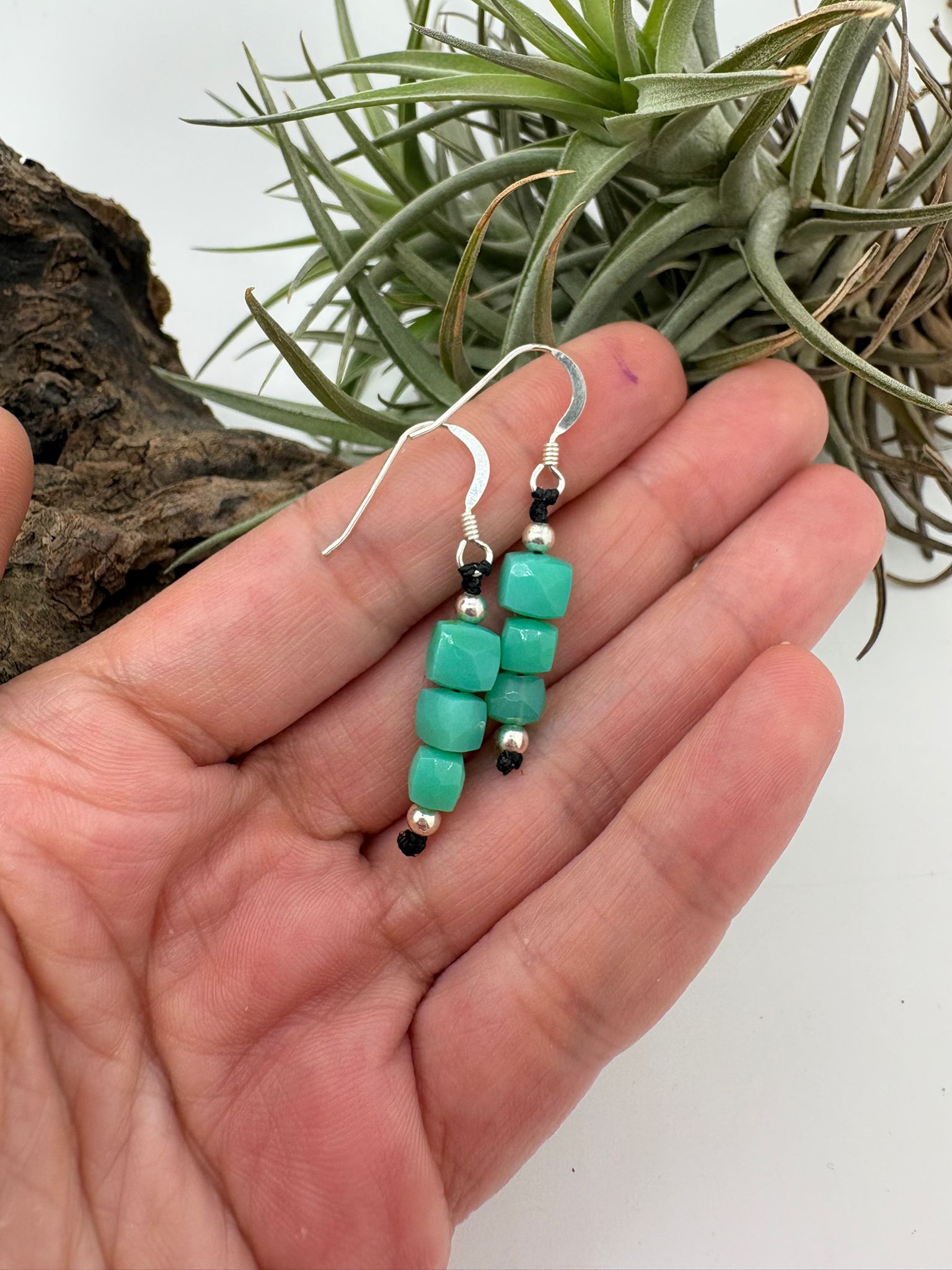 Pendientes artesanales de crisoprasa natural con plata de ley y macramé. Joyería hecha a mano, ligera y elegante, inspirada en la belleza de los minerales.