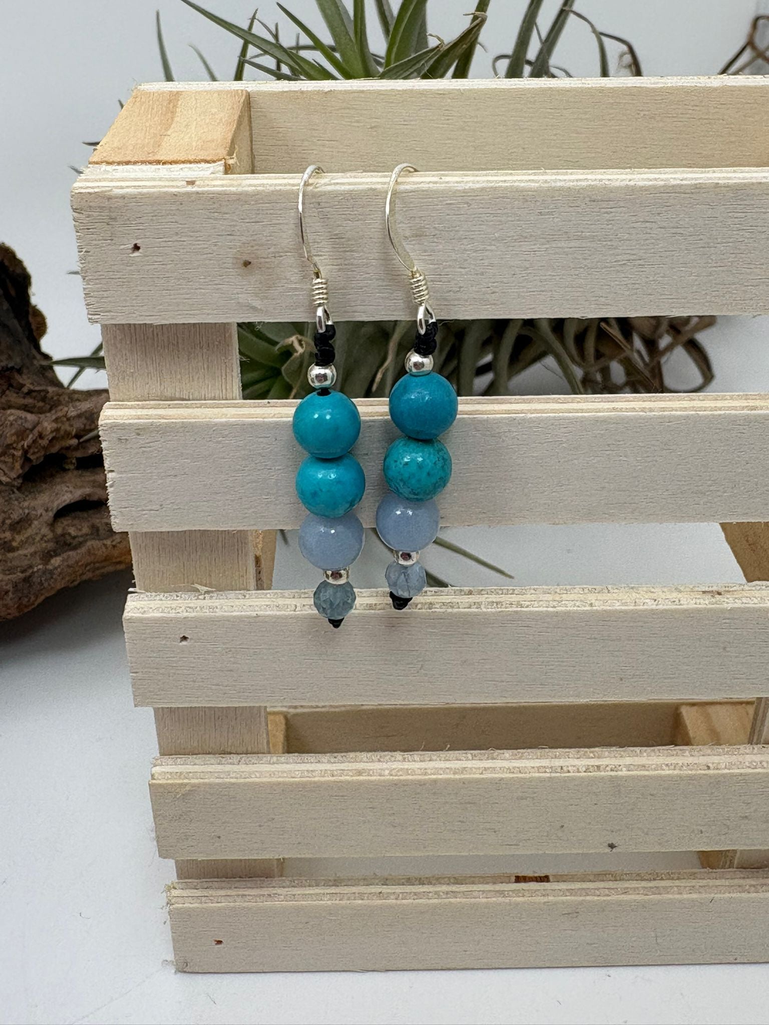 Pendientes artesanales de macramé con hemimorfita, angelita y aguamarina. Elaborados con hilo de algodón encerado y plata de ley 925. Diseño ligero, elegante y hecho a mano.