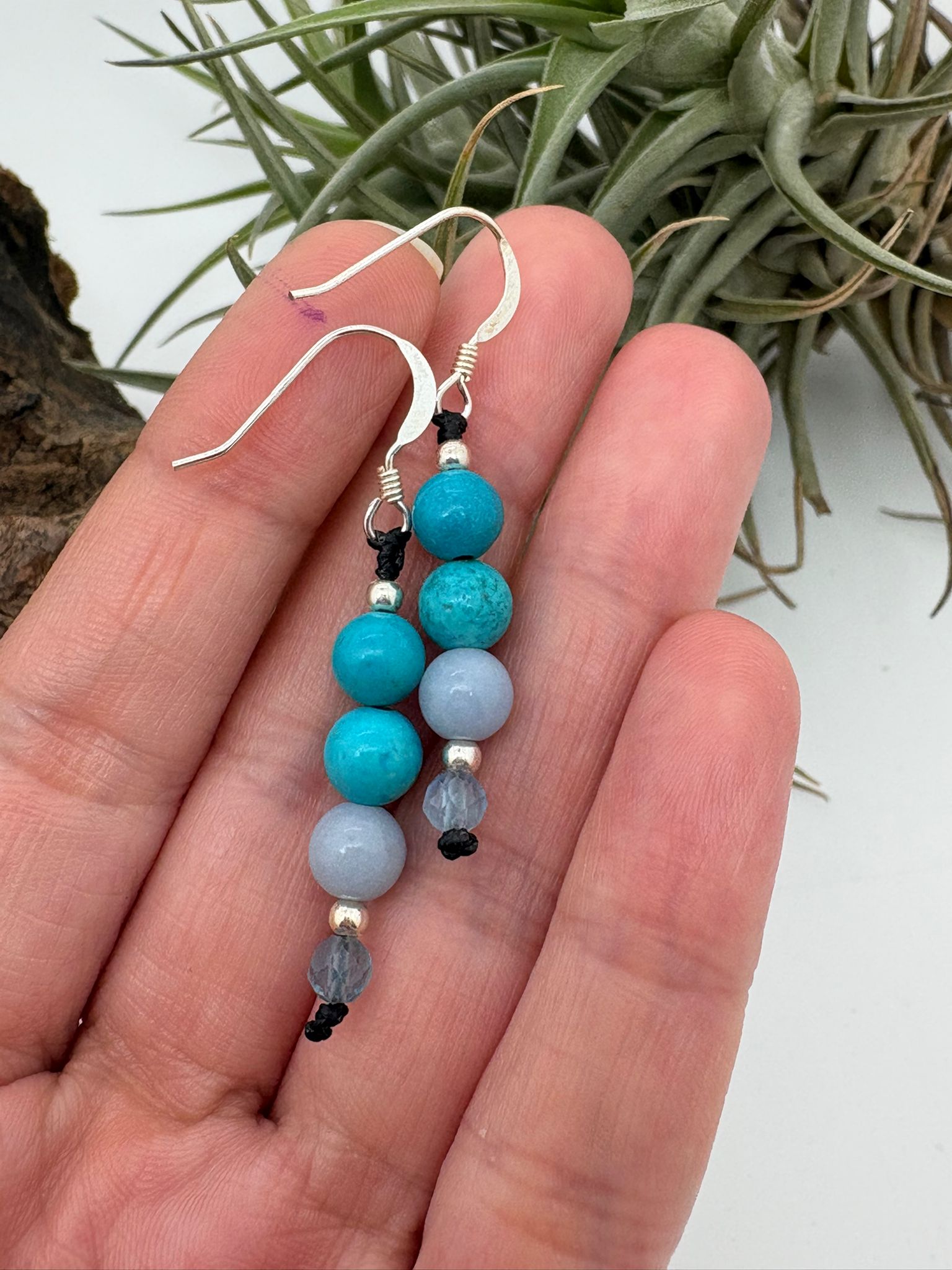 Pendientes artesanales de macramé con hemimorfita, angelita y aguamarina. Elaborados con hilo de algodón encerado y plata de ley 925. Diseño ligero, elegante y hecho a mano.