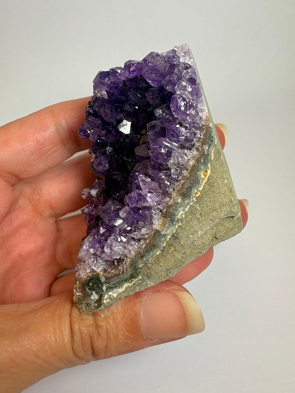 Drusa de amatista natural de intenso color violeta, con cristales brillantes y excelente calidad. Pieza única ideal para decoración, colección o regalo. Compra online con envío seguro.