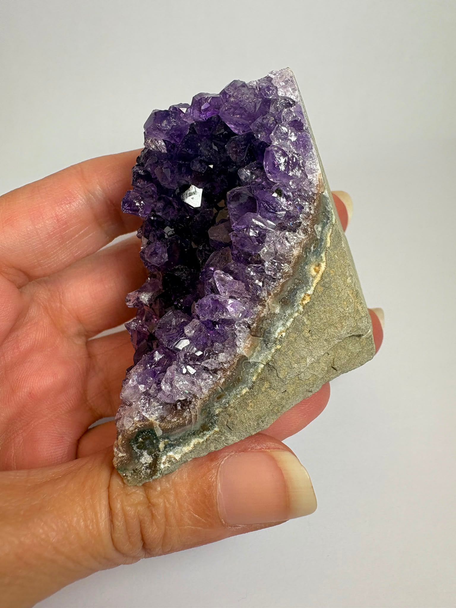 Drusa de amatista natural de intenso color violeta, con cristales brillantes y excelente calidad. Pieza única ideal para decoración, colección o regalo. Compra online con envío seguro.