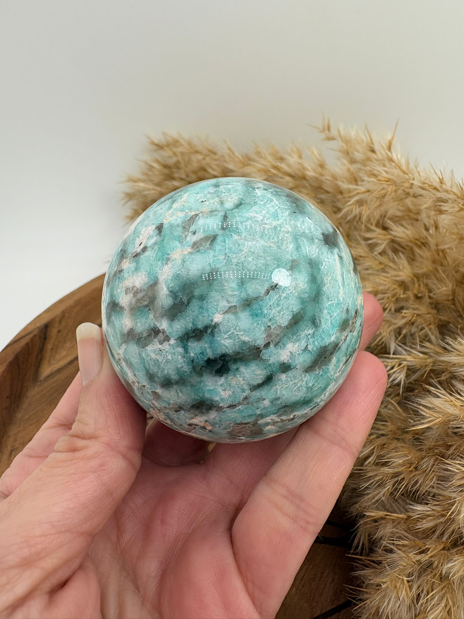 Esfera de amazonita con cuarzo ahumado, combinación única de calma y protección energética. Ideal para armonizar el hogar, equilibrar emociones y aportar bienestar.
