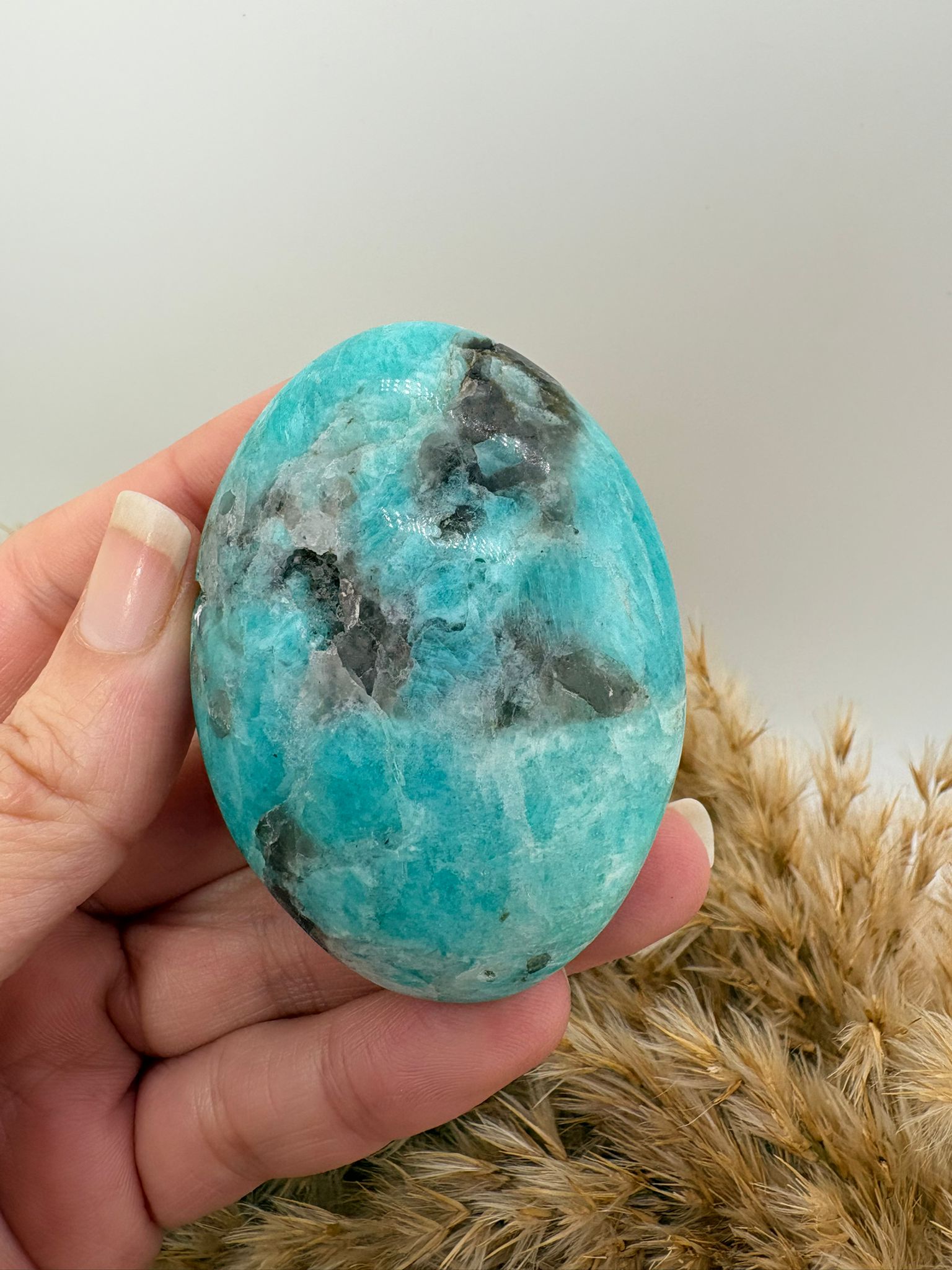 Palmstone de amazonita natural de tono verde azulado con vetas únicas. Piedra de calma, equilibrio emocional y comunicación. Ideal para meditación, relajación y armonizar espacios.