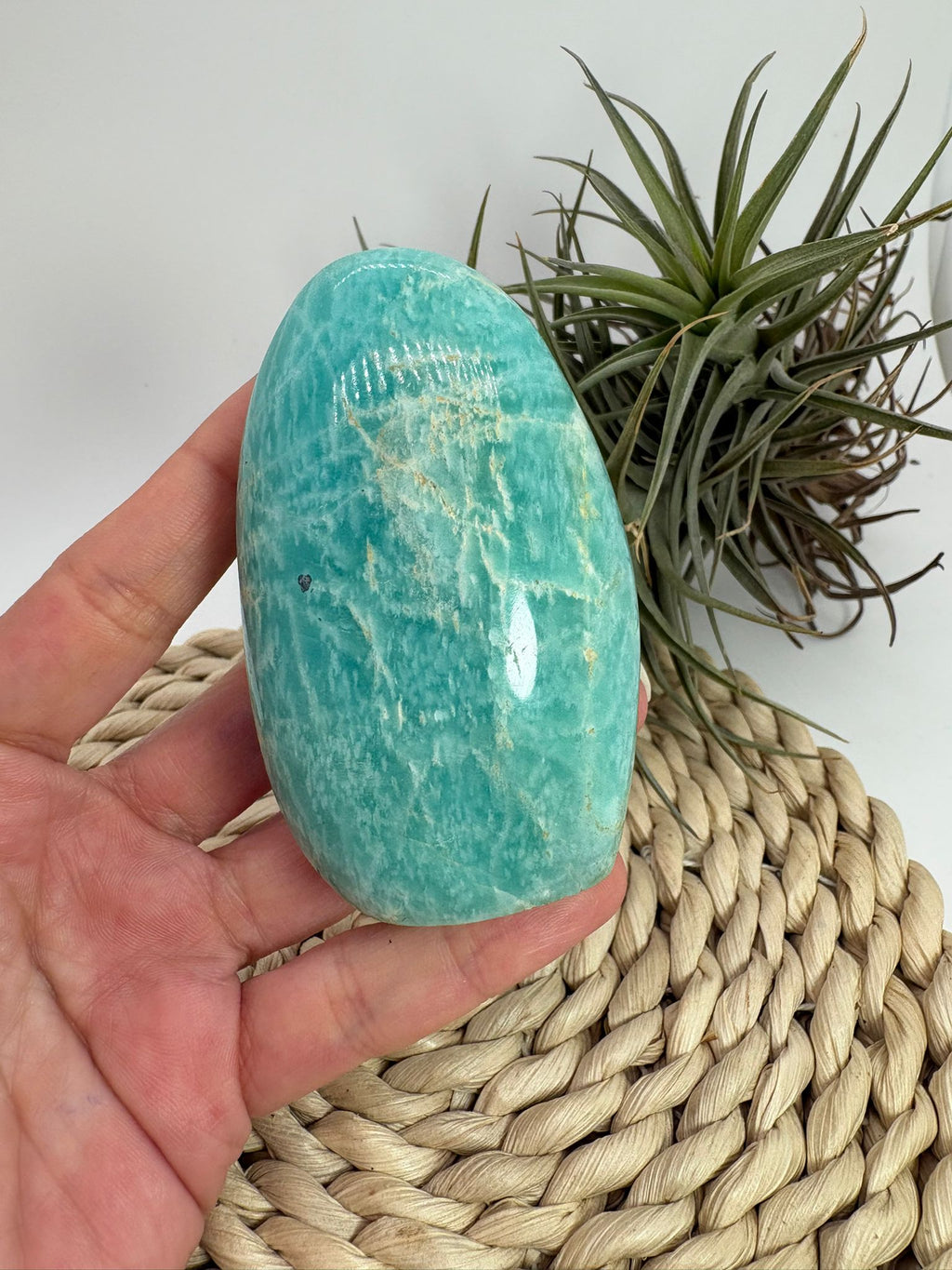 Monolito de amazonita natural pulida con preciosos tonos verde agua y vetas naturales. Pieza única.