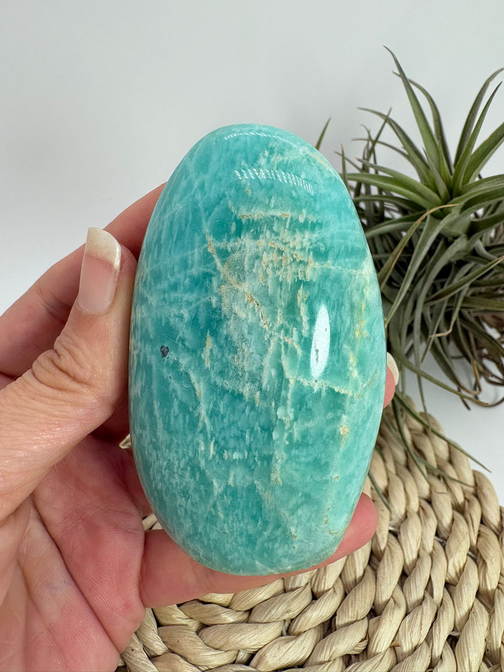 Monolito de amazonita natural pulida con preciosos tonos verde agua y vetas naturales. Pieza única.