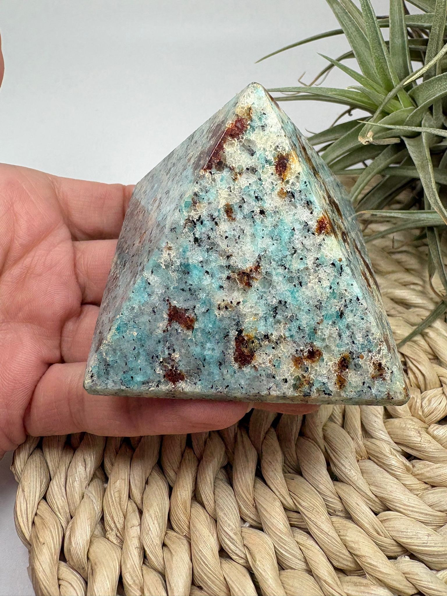 Pirámide de amazonita natural de 4,7 cm, piedra de calma y equilibrio emocional. Ideal para meditación, decoración y energía del hogar.