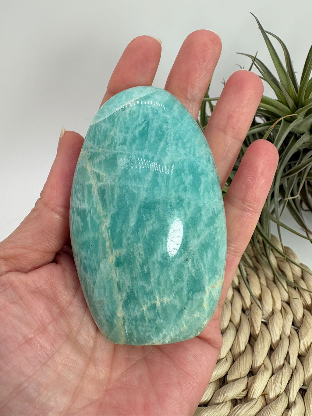 Monolito de amazonita natural pulida con preciosos tonos verde agua y vetas naturales. Pieza única.