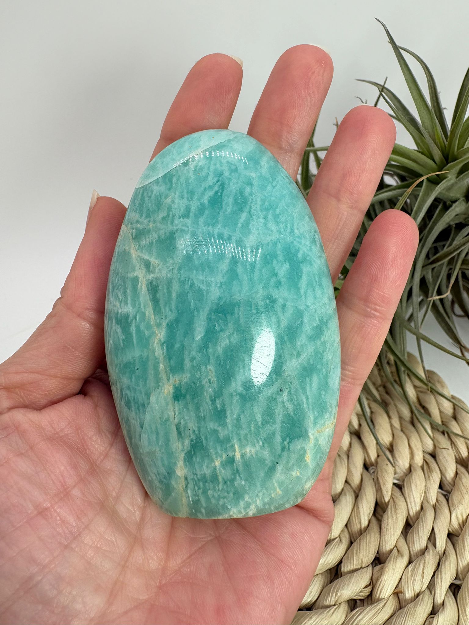 Monolito de amazonita natural pulida con preciosos tonos verde agua y vetas naturales. Pieza única.