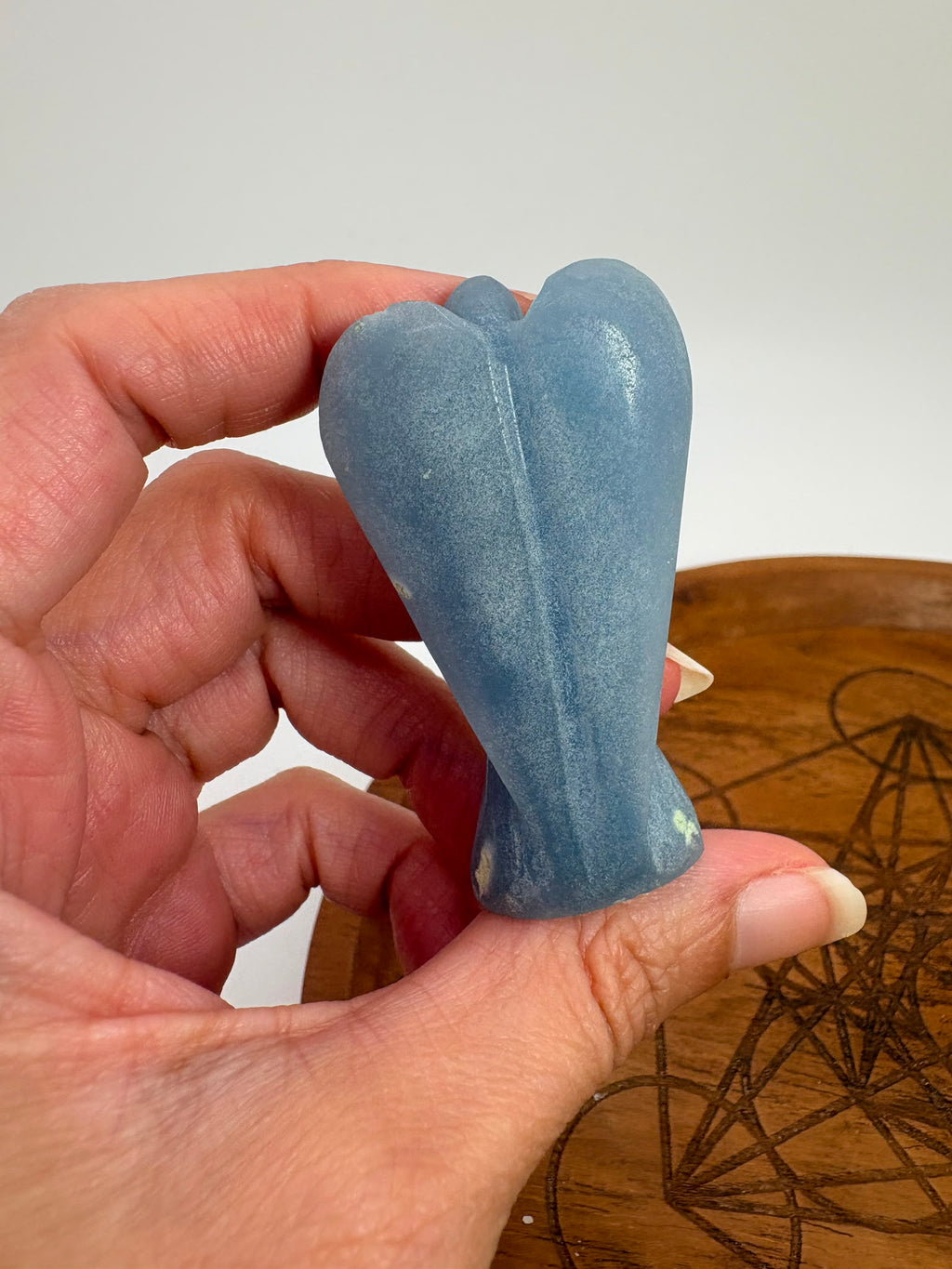 Ángel tallado en angelita natural de 5,3 × 3 cm. Pieza única de suave color azul, ideal para meditación, decoración y colección.