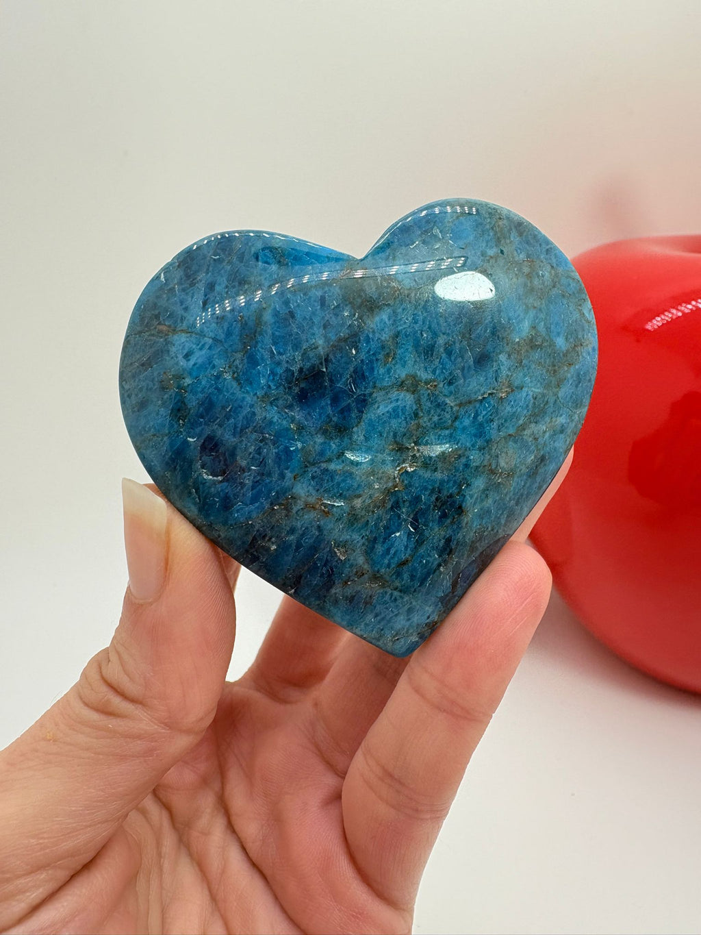 Corazón de apatito azul natural de 5,5 x 6 cm. Pieza única con tonos intensos, ideal para colección o uso energético.